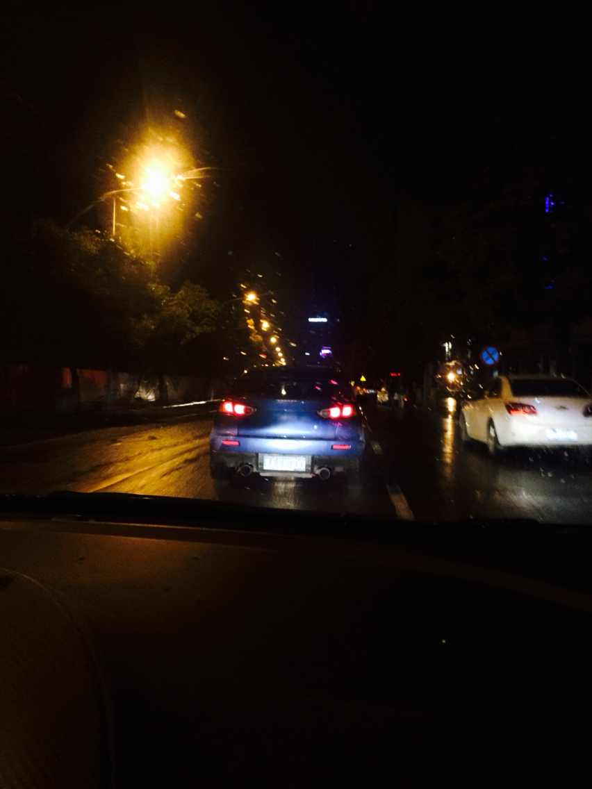 武汉半夜两点路遇EVO,激动的脚抖,duang~~_L