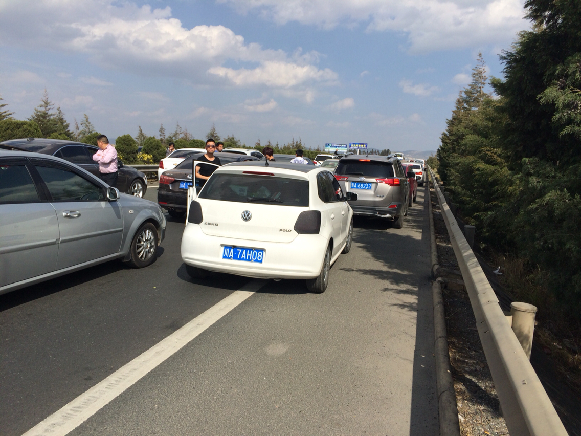 春运高速拥堵，电动车主的遭遇可以说是噩梦，你还会买电动车？-今日头条