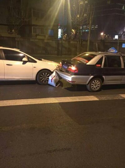 是虚线变道,大家说说看