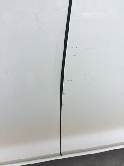 小白车门被大风刮的碰在别的车上结果凹进去一