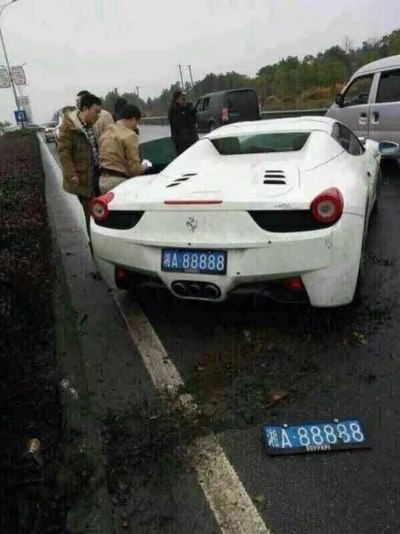 湘a88888白色法拉利,出大车祸了!