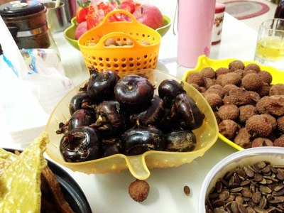 茶几上也摆满了小零食