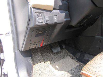 obd接口如果只安装落锁器就需要拆车门 具体位置就在驾驶位脚附趴看看