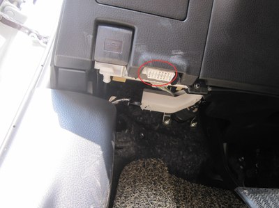obd接口如果只安装落锁器就需要拆车门 具体位置就在驾驶位脚附趴看看