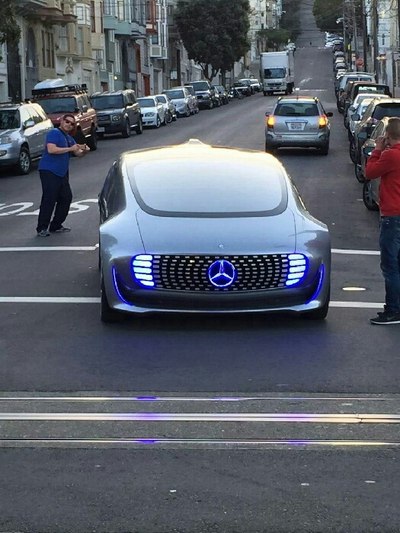 美国三潘市街头实拍奔驰无人驾驶汽车