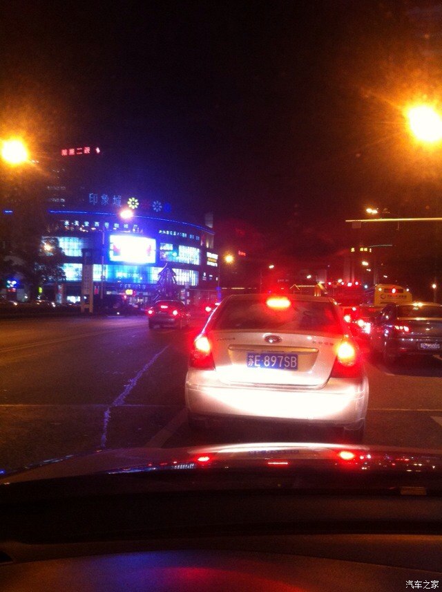 怎么样才算闯黄灯违章 500_18265620-5798-9lg7-39t6-n201ae7fk6f9.jpg