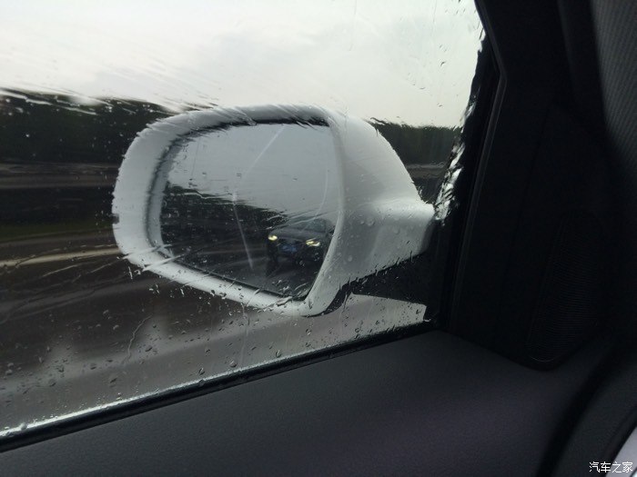 【图】下雨天,高速时车窗在耳镜位置,有水在玻