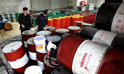 假机油祸害车主!上海警方捣毁制售假油3000吨"大型地下炼油厂"