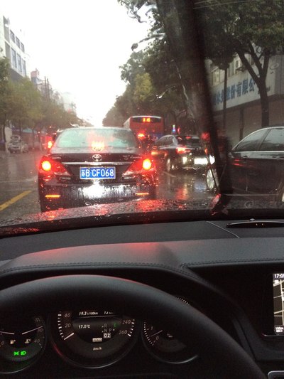 下雨天堵车窝心