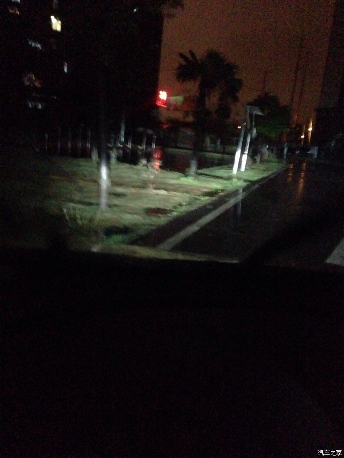 晚上试灯,外面下着雨.