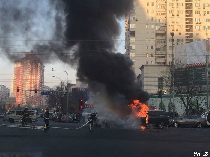 今天早晨北京汉兰达和雅阁撞车起火,