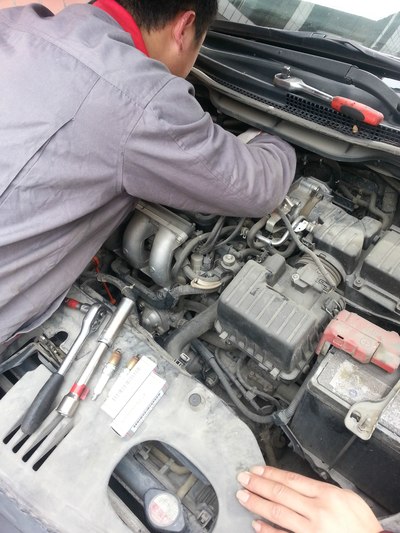 4S店购4只火花塞 自己动手换。