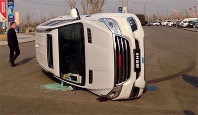 刚刚网上看到的听说是带着客户玩漂移_比亚迪