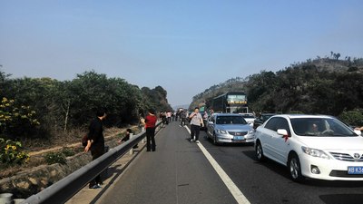 深汕高速往广州方向距离鲘门塞车10公里.