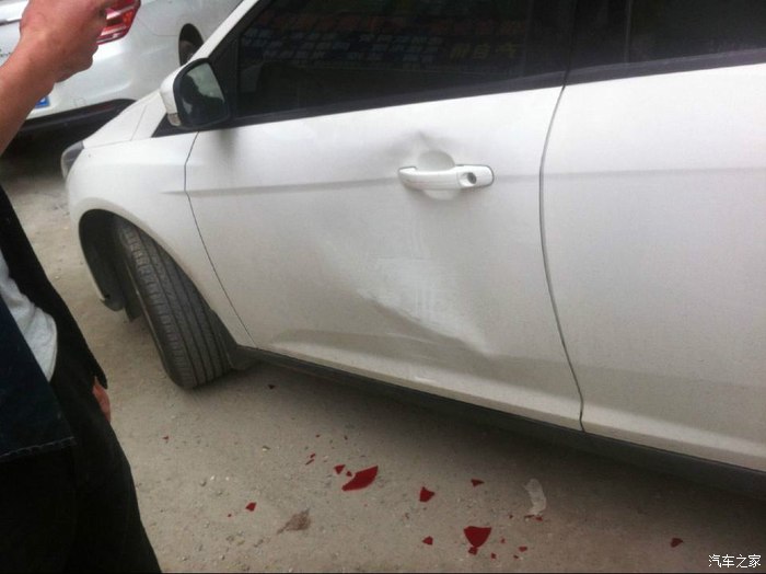 【图】2012新福克斯主驾驶车门被撞,是板金修