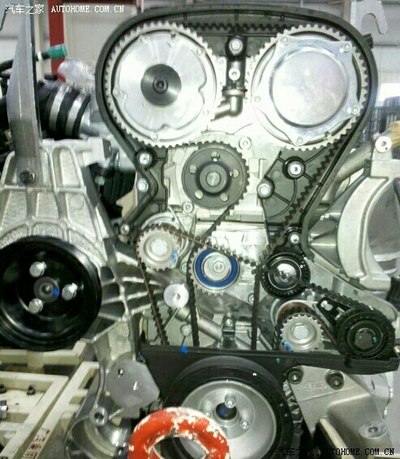 0发动机配汽结构图片,两个大圆盘是进排气凸轮轴和正时皮带,那个双面