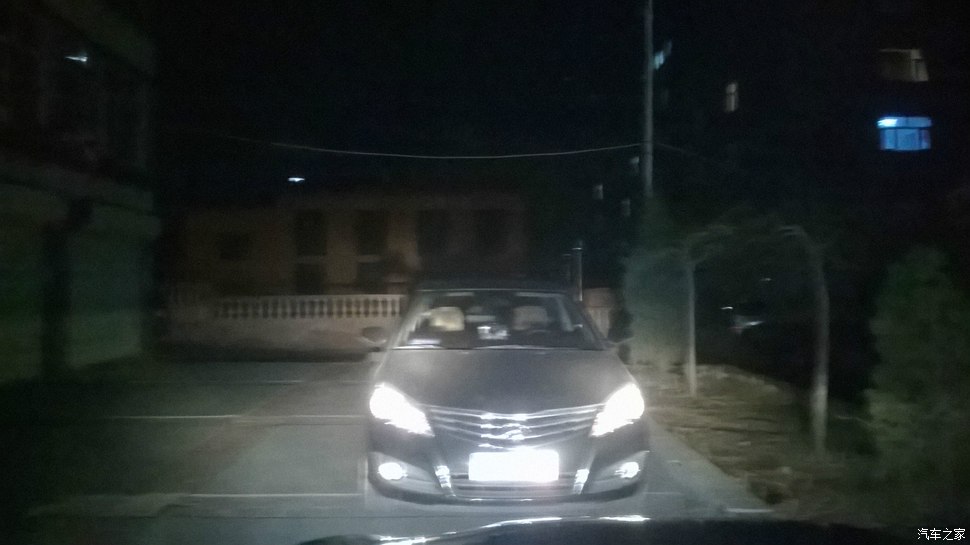 开外的效果。近照。驾驶位往前看，只开了日行灯。车内效果。雾灯打开。