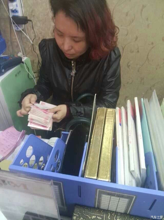 2015年财务部美女第一次给我发工资,幸福啊!