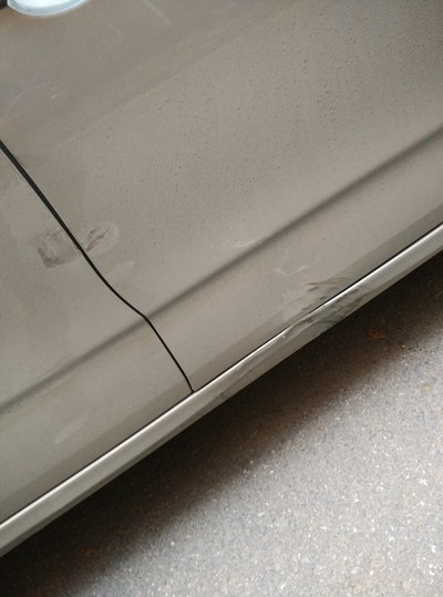 车门被电动车撞了,怎么走保险?_雪铁龙C4L论