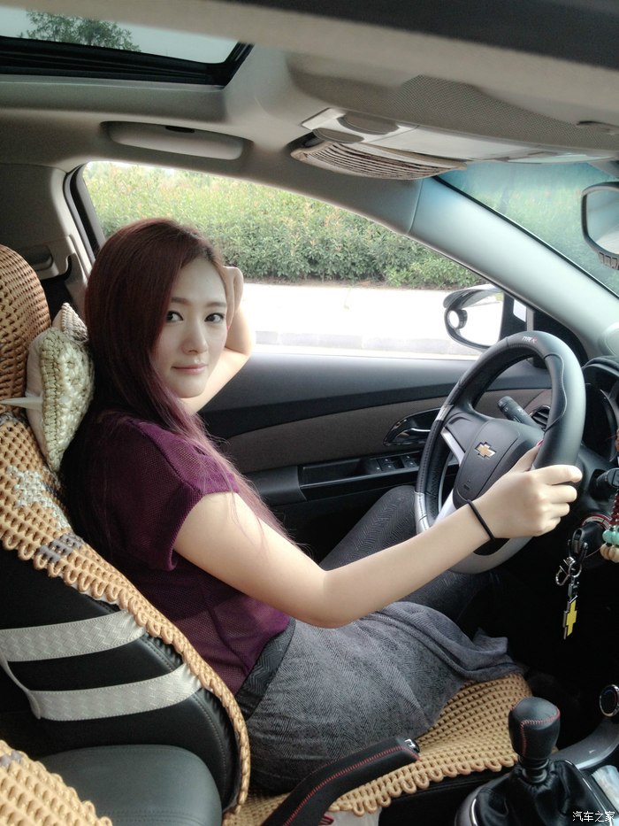 媳妇当车模:掀背手豪白科,换了轻量化普利盘,四通阀,加装顶吧