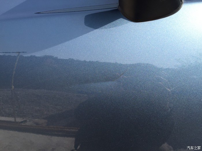 【图】车停在原地,摩托车启动失控把车门刮了