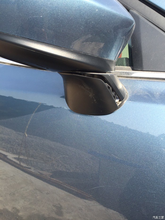 【图】车停在原地,摩托车启动失控把车门刮了