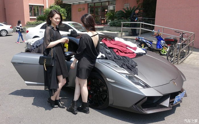 【图】上海女大学生开兰博基尼跑车买衣服你遇