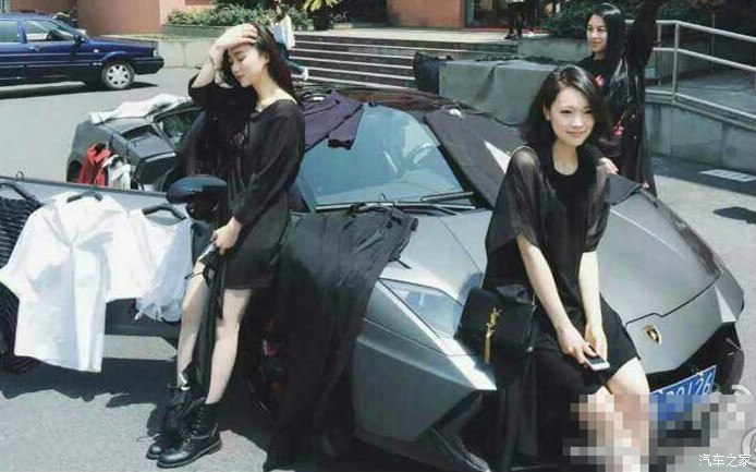 【图】上海女大学生开兰博基尼跑车买衣服你遇