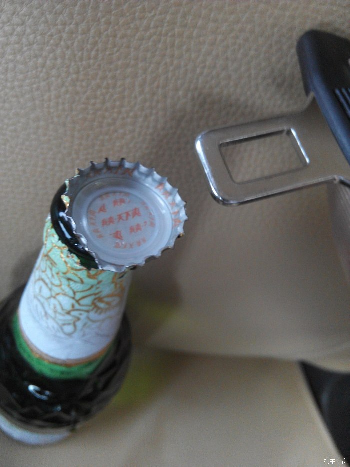 在车上喝啤酒,开不了瓶盖.用车上的安全带开启啤酒