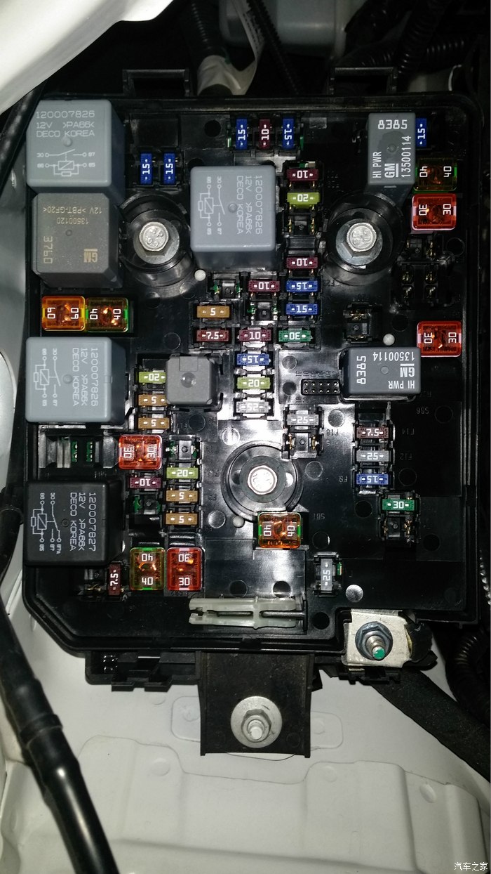 2015款领先型昂科拉发动机舱保险盒
