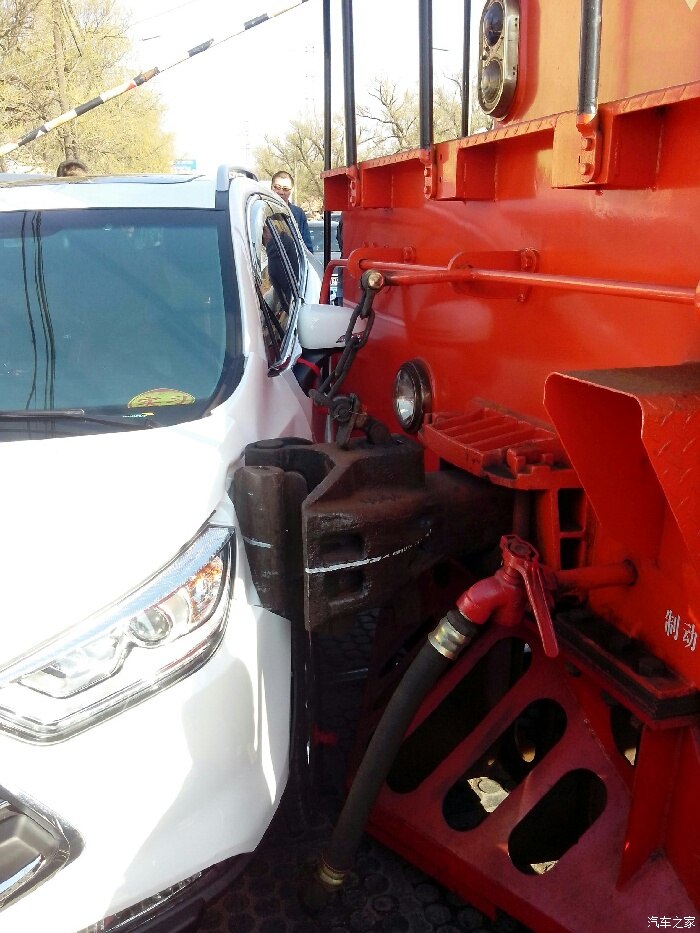 汽车撞火车