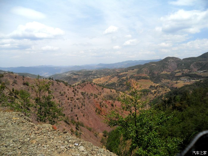 路上风景,已经快到己衣乡了,风化岩石和泥土形成陡坡