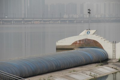 游览亚洲最大的橡胶坝景点
