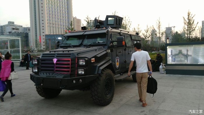 【图】太原火车站前看到的 剑齿虎!太帅了。_