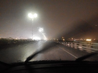昨天晚上跑了一段高速遇上下大雨,还好是短途