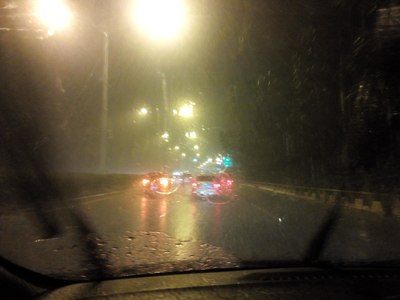 昨天晚上跑了一段高速遇上下大雨,还好是短途