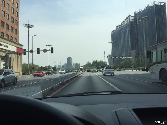 青年大家万豪酒店浑河桥由南向北交通岗有拍照