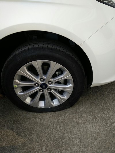 新车轮胎侧壁漏气了,需要更换轮胎吗?