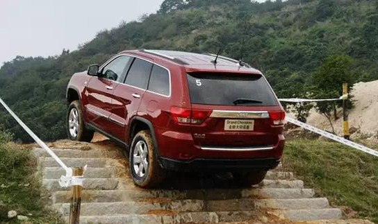 【图】不要硬将汽车开上台阶,三种技巧避免爆