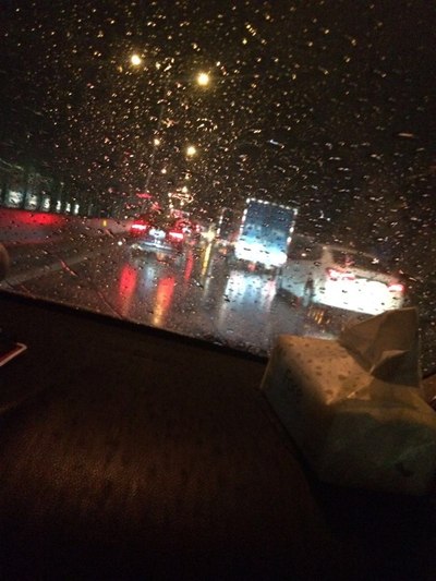 晚上大雨开车的,教你们一个方法.