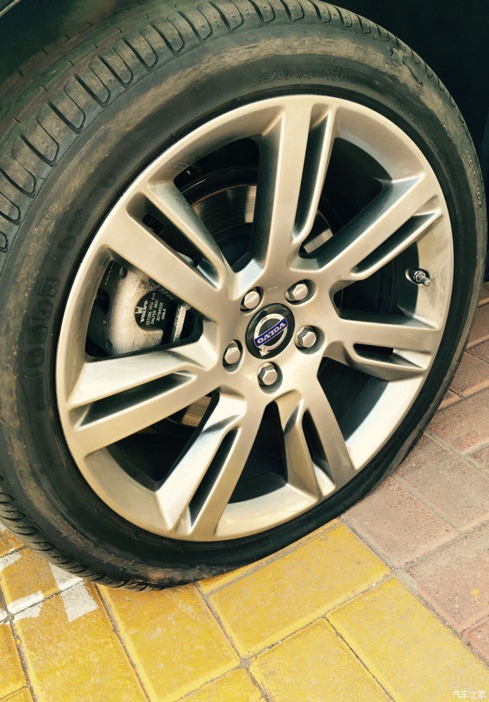 S60L智越 duang坏一条胎与道路救援服务感受