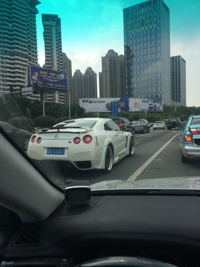 东莞路遇战神gtr,这车牌太牛逼了.