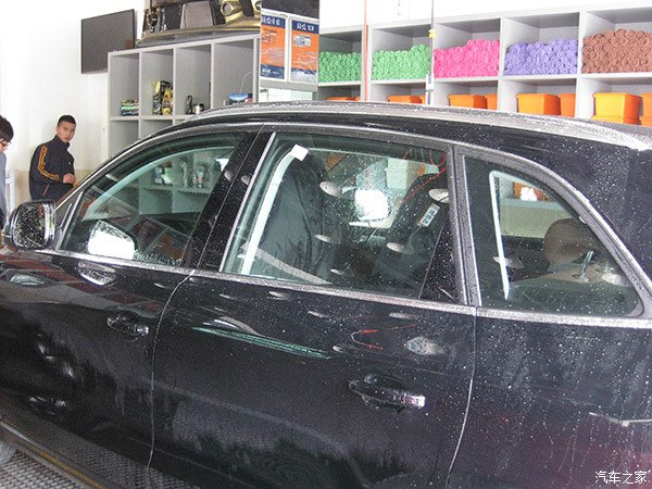 上海奥迪Q5汽车玻璃贴膜加装凯立德导航作业