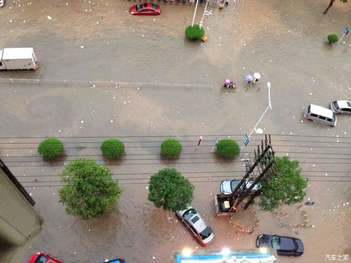 【图】深圳下大暴雨了,二手车老板笑了。