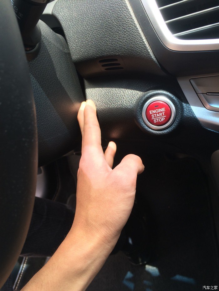 【图】方向盘下面,间隙好大,而且不对称!