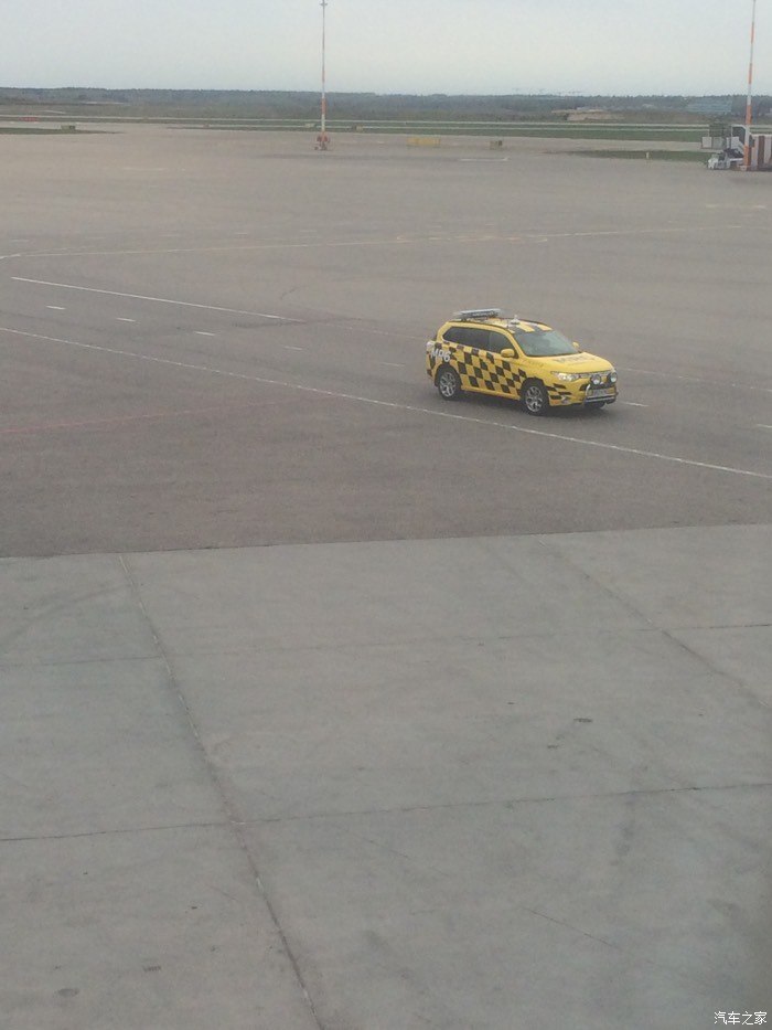【图】芬兰赫尔辛基万塔国际机场的黄欧导引车
