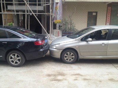 【图】307轻度追尾奥迪A6L,居然变成这样。_