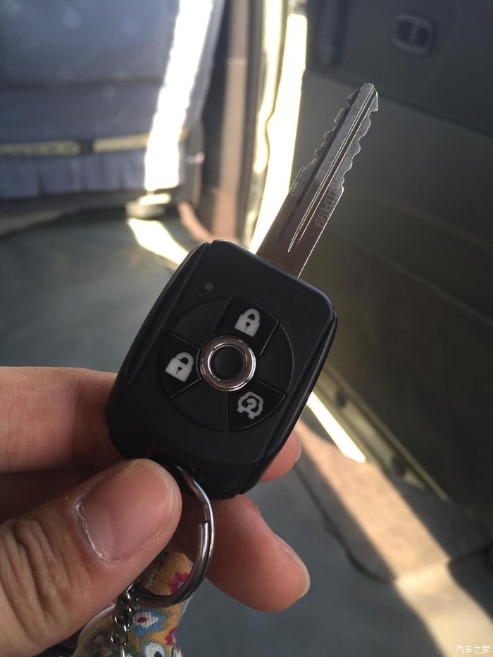 遥控钥匙只能开锁,不能锁车,暂时灯摁也都亮,但是摁锁车键双闪高清图片