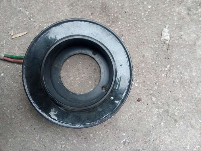 大众朗逸2011款1.6L更换空调压缩机电磁线圈