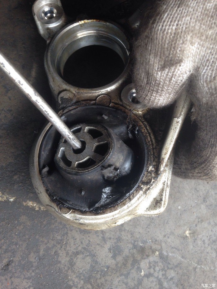南京续航进口3008机油泵电磁阀漏油半轴支架损坏维修